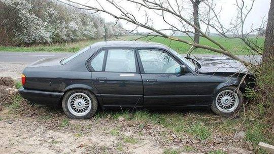 Rowerzysta wymusił pierwszeństwo, BMW wjechało w drzewo