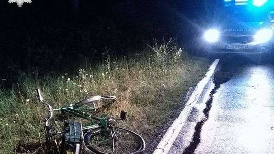 Rowerzystka jechała po zmroku bez oświetlenia. Potrącił ją samochód