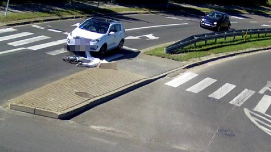 Rowerzystka nagle wjeżdża na pasy. Najpierw potrącenie, potem uderzyła twarzą w chodnik