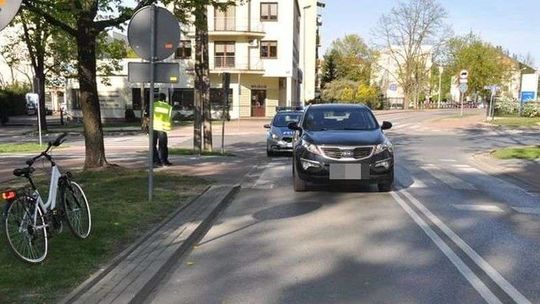 Rowerzystka przejeżdżała przez przejście. Potrącił ją samochód 