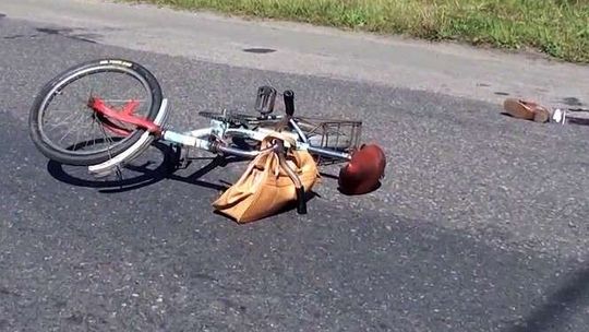 Rowerzystka wjechała w naczepę ciężarówki (wideo)