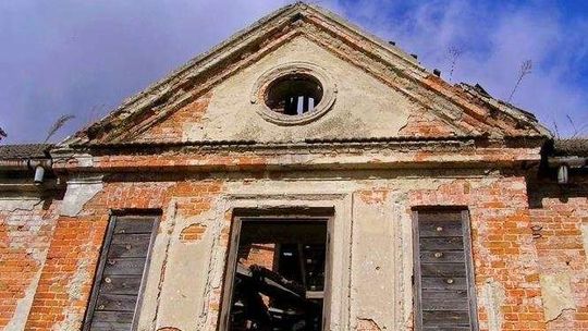 Różanka: Zabytek w ruinie. Czy jest szansa na ratunek dla oficyny?