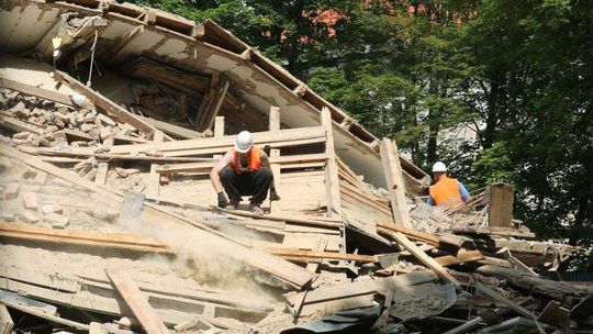 Rozbierają budynki w centrum. Biurowiec stanie na miejscu Tektury
