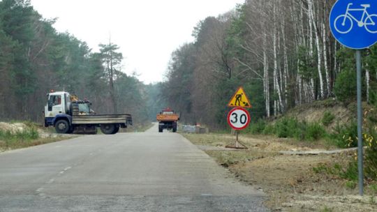 Rozbierają ścieżkę, bo kradną kostkę