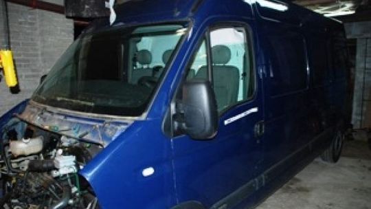 Rozbierali ukradzionego opla. Wpadli na gorącym uczynku