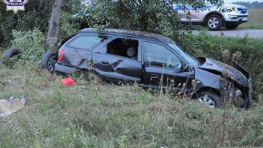 Rozbił auto na drzewie i uciekł na piechotę. W aucie zostawił rannych pasażerów