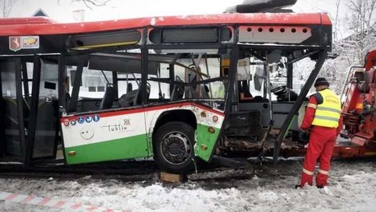 Rozbił autobus na drzewie. Jest winny, ale uniknie kary