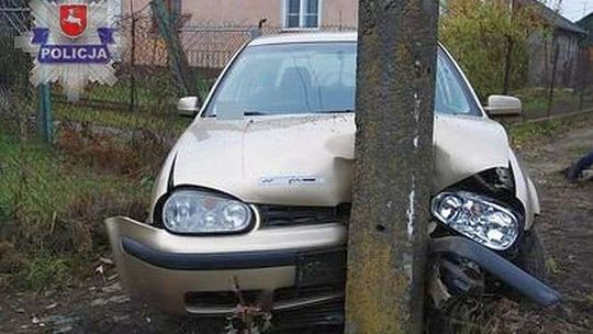 Rozbił na latarni kradziony samochód
