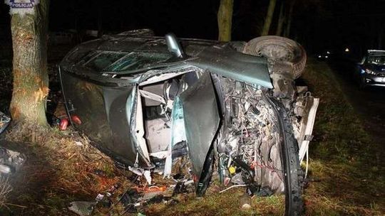 Rozbił samochód na drzewie. Dwie osoby w szpitalu