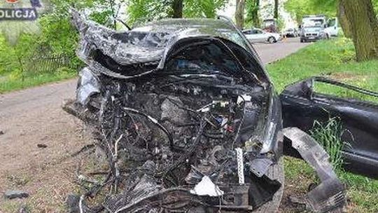 Rozbił samochód na drzewie. Miał 2,5 promila