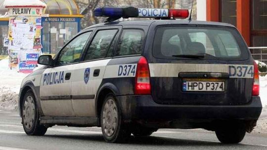 Rozbił samochód. Poprosił policjantów o podwiezienie