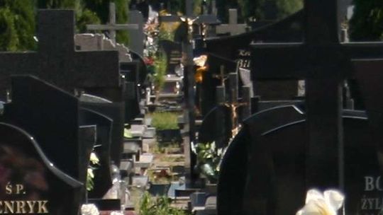 Rozbił się samochodem na cmentarzu. Zniszczył trzy nagrobki