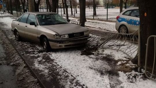 Rozbiła audi na barierkach. Było ślisko, ale co innego też mogło mieć wpływ