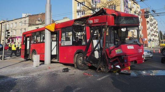 Rozbiła miejski autobus na latarni, 20 osób z obrażeniami. Kobieta stanie przed sądem