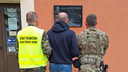 Blisko 24 tys. paczek nielegalnych papierosów zabezpieczono podczas akcji Straży Granicznej. Według śledczych grupa mogła wprowadzić na rynek ponad 800 tys. paczek wyrobów tytoniowych.
