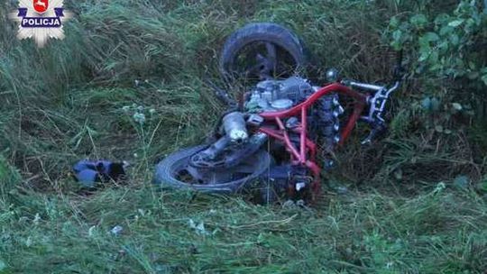 Rozbili motocykl na drzewie. Obaj byli pijani i jechali bez kasków