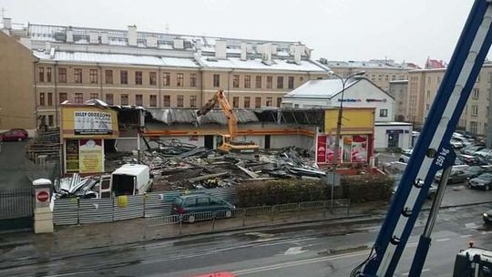 Rozbiórka popularnego sklepu w centrum Lublina. Został gruz i blacha [wideo]