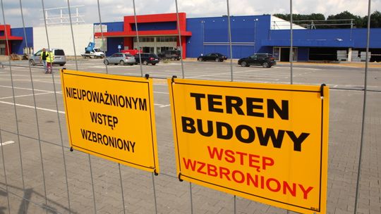 Rozbiórka Tesco w Puławach. Powstanie nowa galeria handlowa