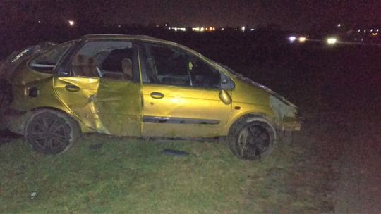 Rozbity samochód od kilku dni stoi na przedmieściach Chełma. Co stało się z kierowcą?