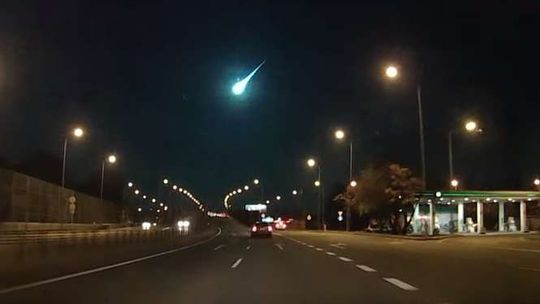 Rozbłysk na niebie. Potężny meteor w atmosferze (wideo)