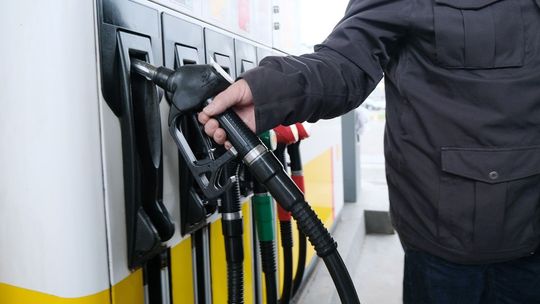 Rozbój na stacji paliw w Międzyrzecu Podlaskim. Pobił nastolatka, bo chciał odebrać dług?
