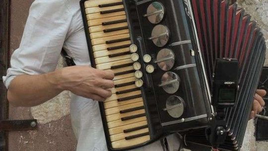 Rozbój na ulicznym muzyku