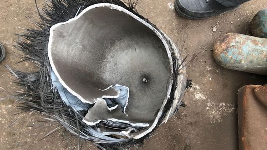 Rozcinali butlę z gazem i wybuchła. Uszkodziła BMW i banner reklamowy