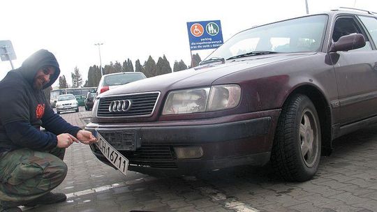 Rozdajemy ramki do tablic \"Lubelskie\". Dziś w Puławach