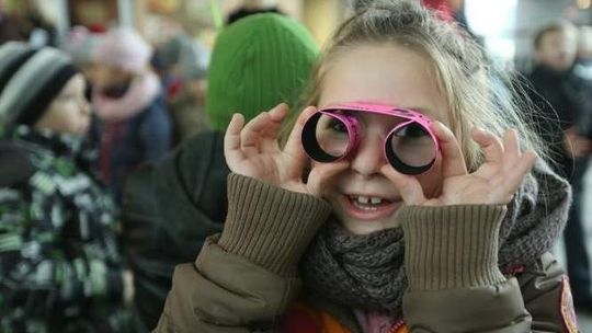 Rozdawali opaski odblaskowe. Dla bezpieczeństwa dzieci