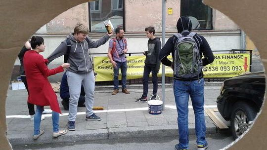 Róże na płocie i "żywa linia". Artyści pracują koło dworca PKP