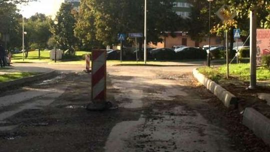 Rozgrzebali ul. Romantyczną, prace stoją w miejscu. Miasto prosi drogowców o zwiększenie tempa