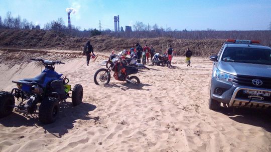 Rozjeżdżają lasy na motorach i quadach. Leśnicy wystawiają mandaty