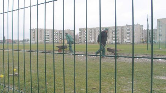 Rozkopali nowe boisko żeby położyć rury wodociągowe