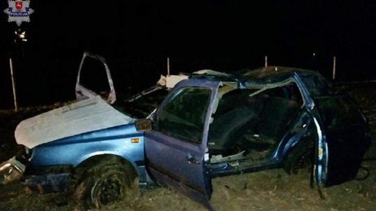 Rozmowa przez telefon w aucie skończyła się dachowaniem