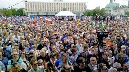Różnice w szacunkach liczby uczestników marszu KOD