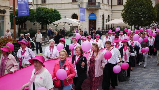 Różowa wstążka przypomniała o profilaktyce – Lublin maszerował dla zdrowia kobiet