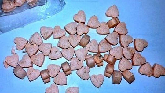 Różowe tabletki w kształcie serca. Właściciel będzie miał problem