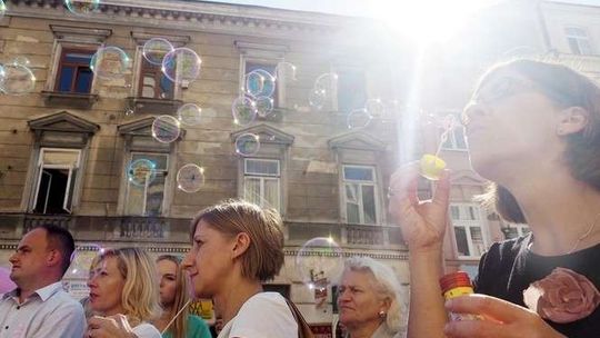 Różowe wstążki i baloniki. Kobiety mówią o czymś bardzo ważnym