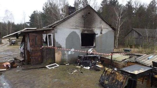 Rozpalał w piecu, doszło do wybuchu gazu. 59-latek trafił do szpitala. Budynek spłonął