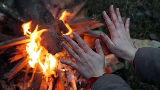 Rozpalili ognisko pod szkołą w Chełmie. Spotkali się, mimo zakazu zgromadzeń