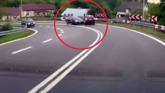 Rozpędzona honda nie wyrabia się na zakręcie. Uderza w skodę [wideo]