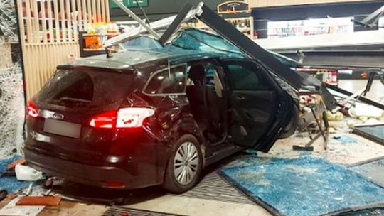 Rozpędzony ford focus wjechał w stację paliw. Ludzie ledwo co uciekli. Nagranie