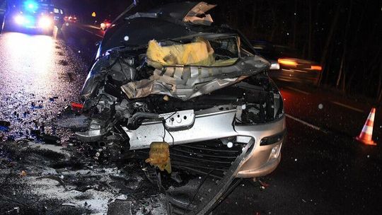 Rozpędzony peugeot wjechał wprost w tira