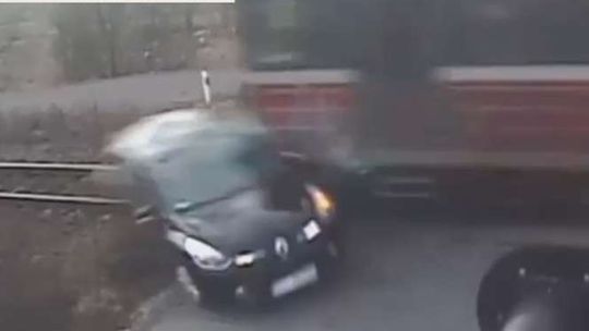 Rozpędzony pociąg zmiótł samochód z torów. Kierowca w szpitalu