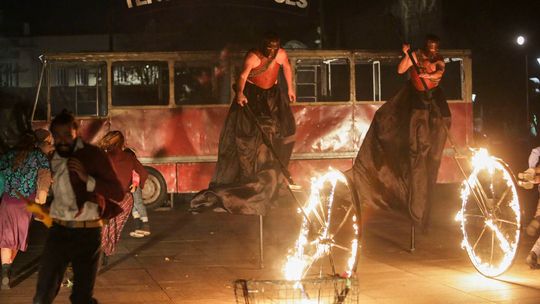 Rozpoczęły się Konfrontacje Teatralne w Lublinie. "Cisza w Troi" na placu Litewskim [zdjęcia]