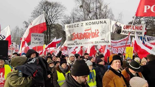 Rozpoczyna się demonstracja w Warszawie. Tłumy przed sejmem