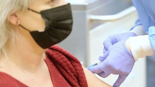 Rozpoczynają się szczepienia pensjonariuszy domów pomocy społecznej