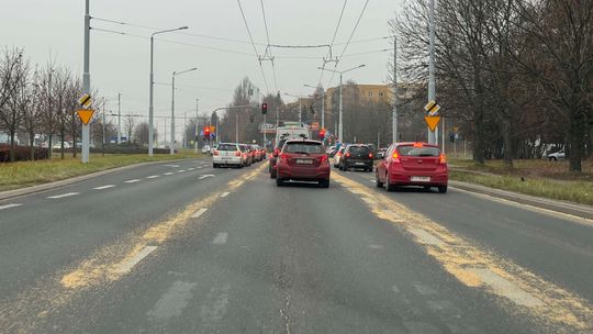 Rozsypane zboże na ruchliwych ulicach Lublina. Może być ślisko