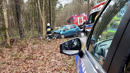 Roztrzaskał auto na drzewie. Cudem nic mu się nie stało