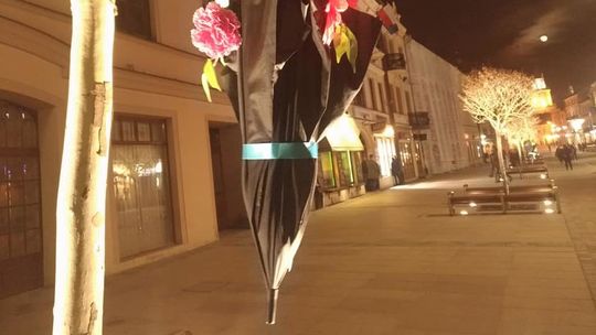 Rozwiesili wiosenne parasolki na deptaku. Ktoś je w nocy zerwał [zdjęcia]